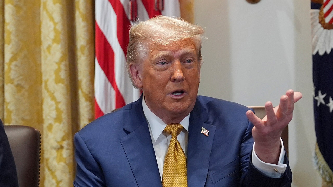 Palm Byčo apygarda pervadina kelią po Trumpo, prezidentas giria Floridą
