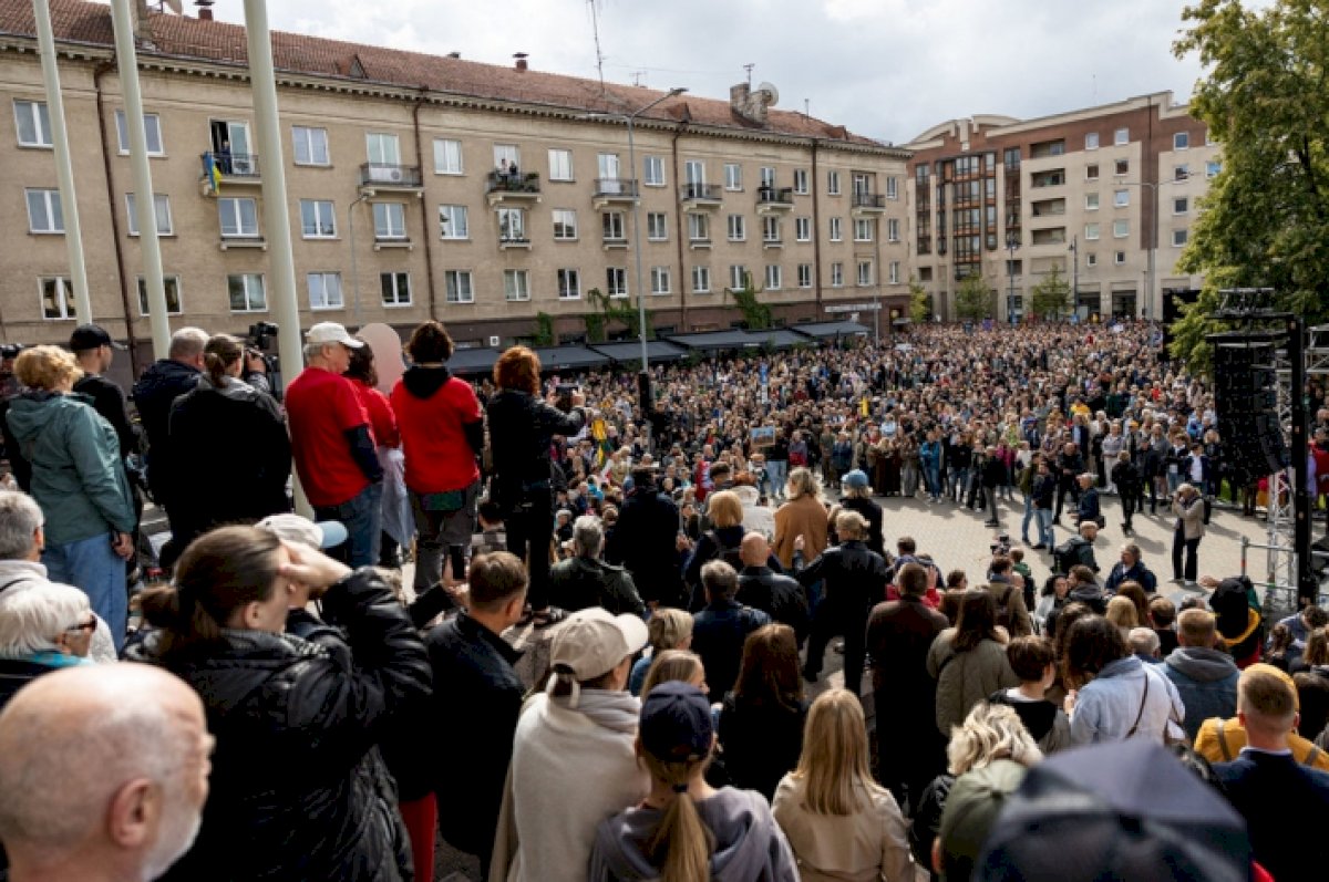Įteikę peticiją prezidentui, keli tūkstančiai protestuotojų persikėlė prie Seimo rūmų