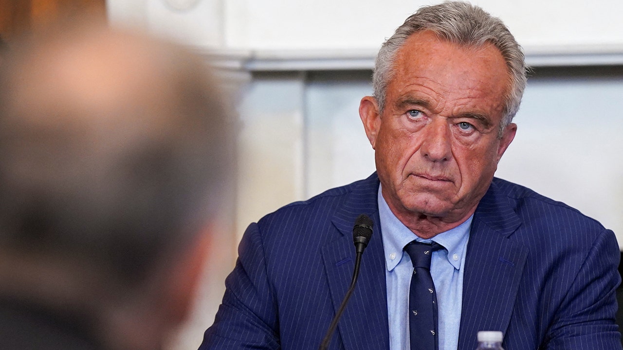 Seniūnas Billas Cassidy pasisako prieš HHS, nutraukiantį mRNR vakcinos vystymąsi