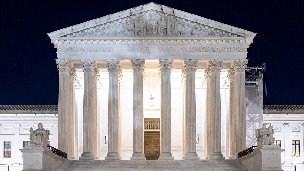 Trumpas administratorius prašo „Scotus“ tęsti įšaldymą milijardais iš USAID mokėjimų