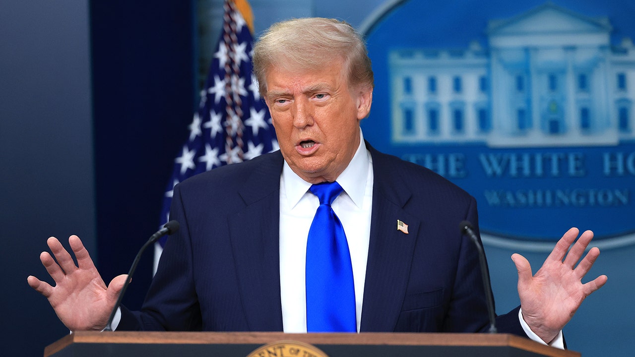 Trumpo administracija prašo Aukščiausiojo Teismo nuspręsti dėl tarifų valdžios