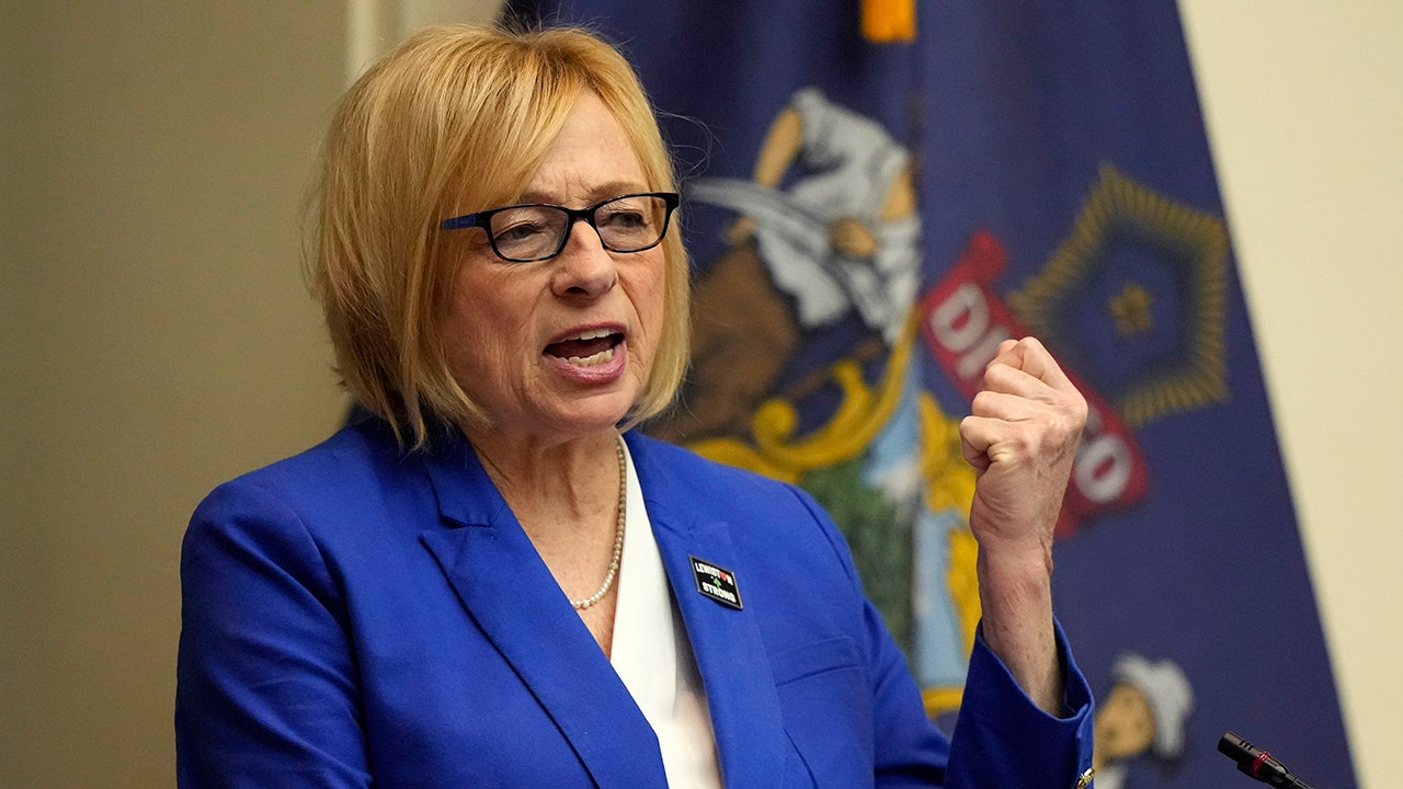 Meino demokratų gubernatorius Janet Mills praneša apie Senato kampanijos pradžią, tada greitai ištrina postą