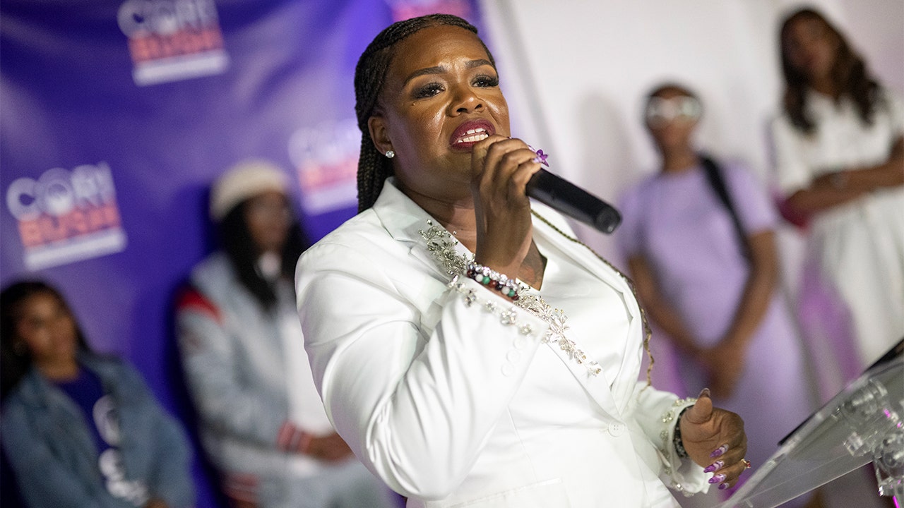 „Cori Bush“ praneša apie sugrįžimo kongreso pasiūlymą po pirminio Misūrio nuostolio