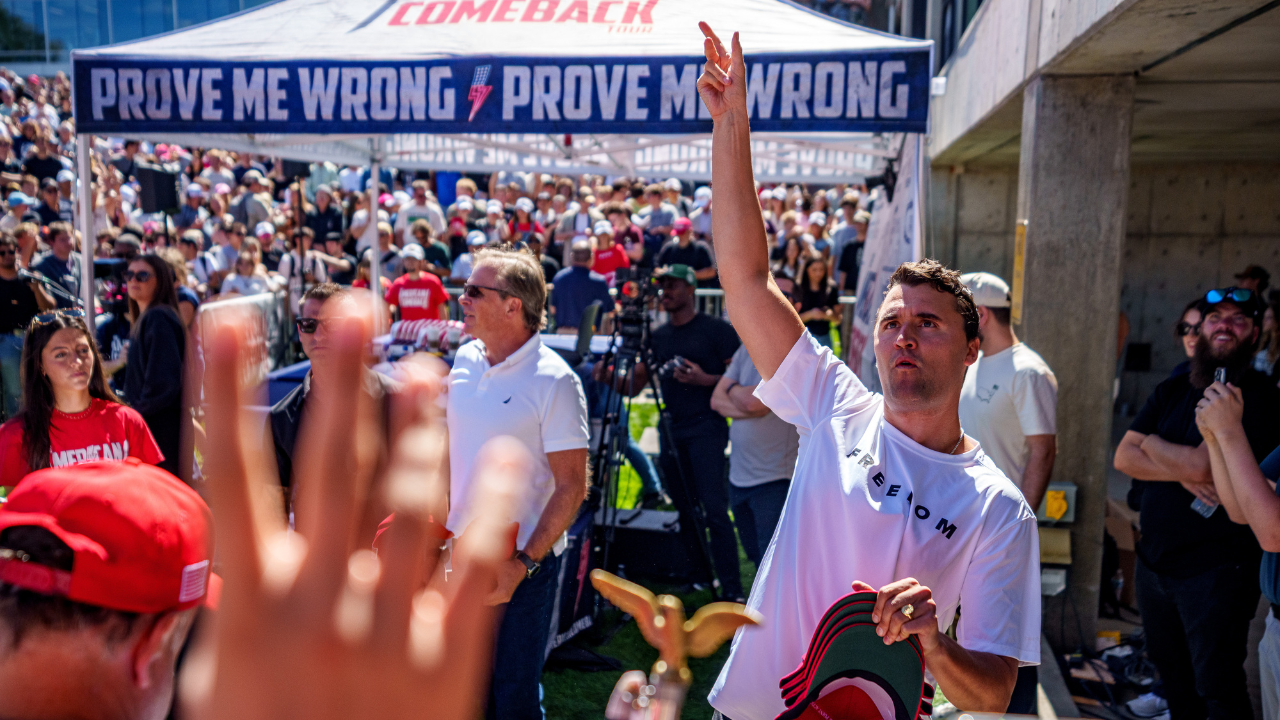 Buvęs Ajovos pedagogas padavė ieškinį po to, kai atleido dėl Charlie Kirk įrašo „Facebook“.