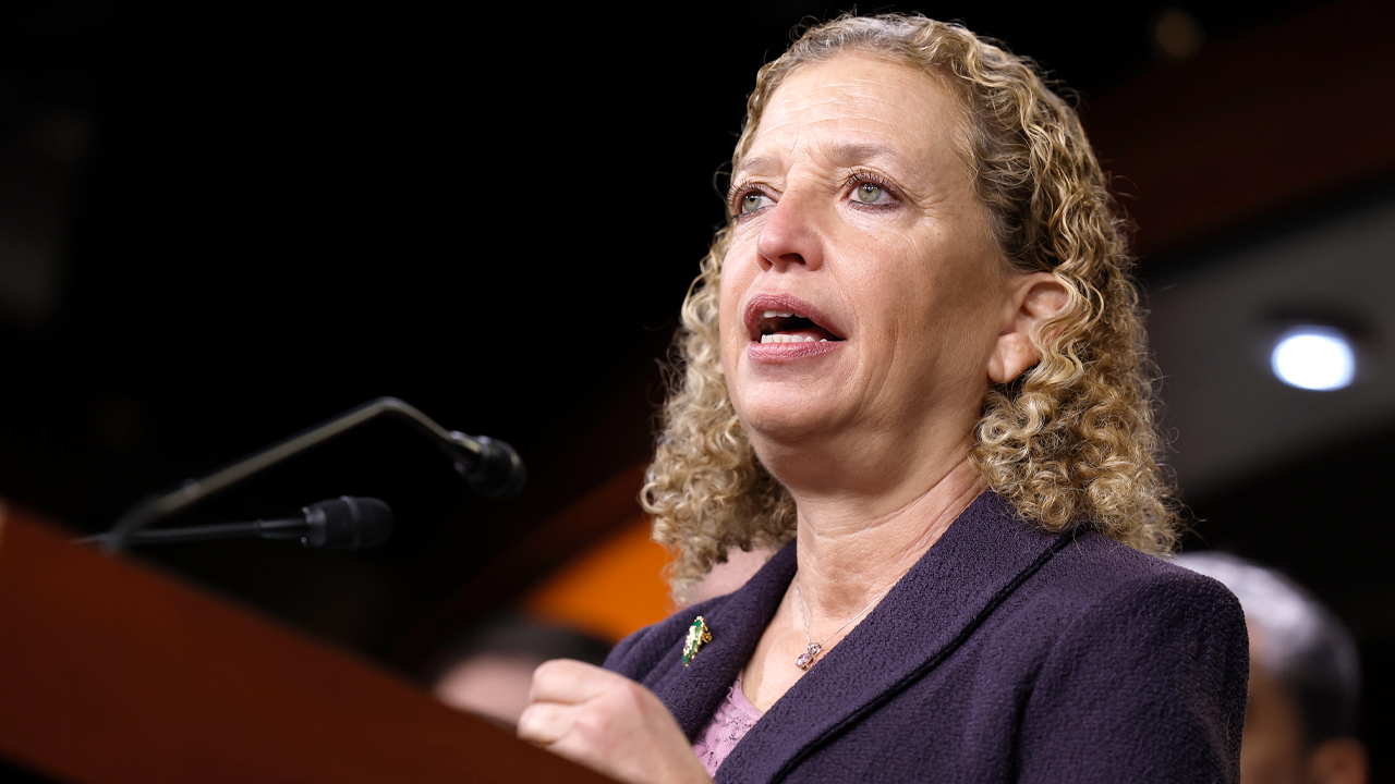 Demokratė Debbie Wasserman Schultz gyrė Maduro suėmimą kaip „sveikiną naujieną“, kai progresuoja pažangieji