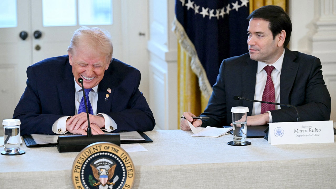 Trumpas atsako į Marco Rubio Kubos prezidento pokštą „Truth Social“.