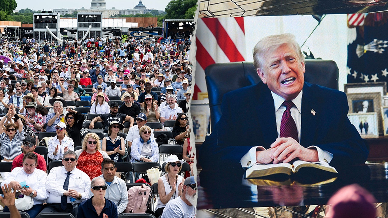 Trumpas perteikia Biblijos žinią didžiuliame tikėjimo mitinge „Amerika 250“.
